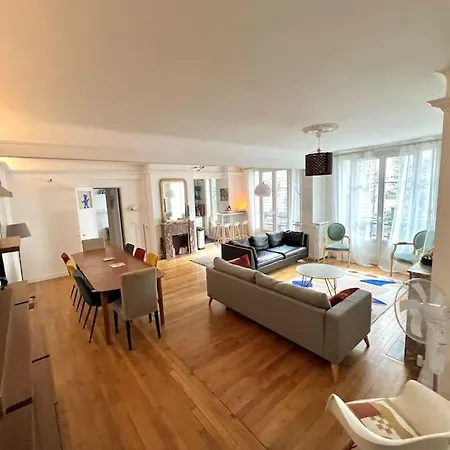 Apartment Grand Dans 8 Couchages Paris
